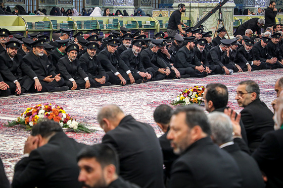  دعا برای سلامتی رئیس جمهور در حرم مطهر رضوی