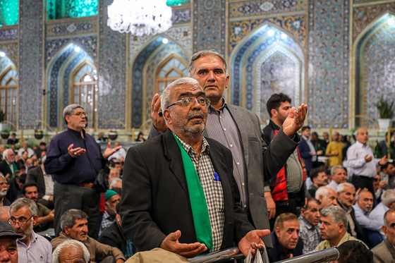  دعا برای سلامتی رئیس جمهور در حرم مطهر رضوی