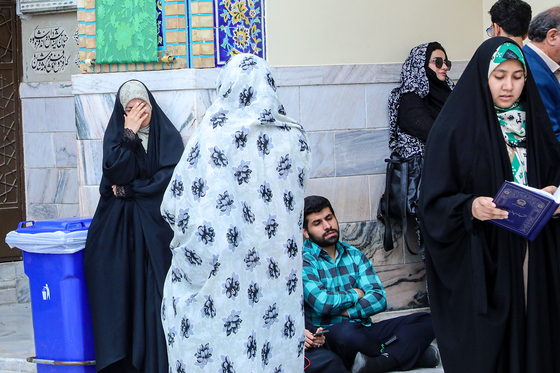 تعویض پرچم گنبد مطهر رضوی به احترام شهادت رئیس جمهور و هیات همراه