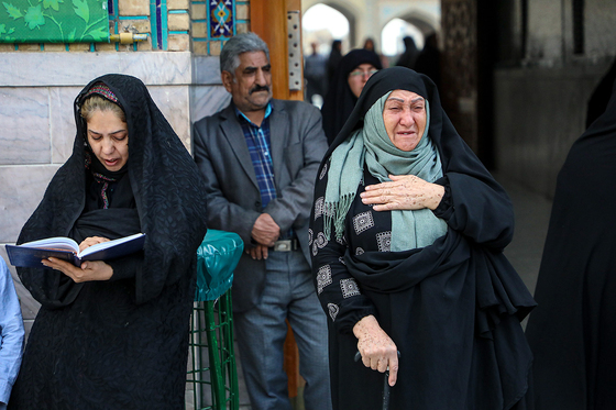 تعویض پرچم گنبد مطهر رضوی به احترام شهادت رئیس جمهور و هیات همراه