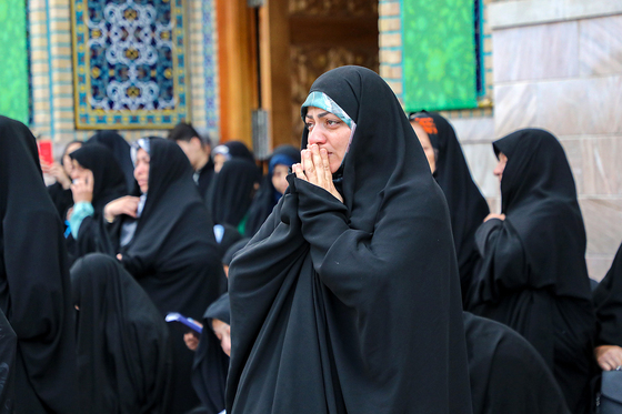 تعویض پرچم گنبد مطهر رضوی به احترام شهادت رئیس جمهور و هیات همراه