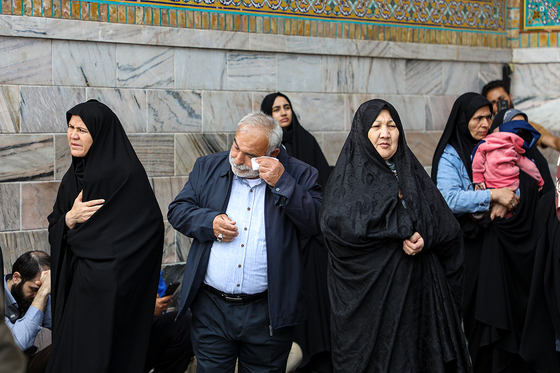 تعویض پرچم گنبد مطهر رضوی به احترام شهادت رئیس جمهور و هیات همراه