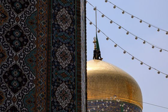 تعویض پرچم گنبد مطهر رضوی به احترام شهادت رئیس جمهور و هیات همراه