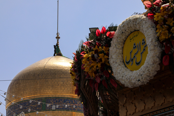 تعویض پرچم گنبد مطهر رضوی به احترام شهادت رئیس جمهور و هیات همراه