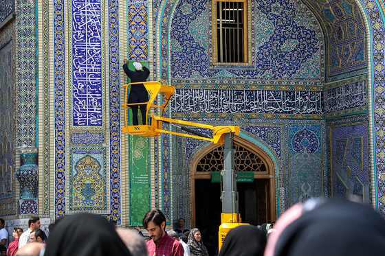 تعویض پرچم گنبد مطهر رضوی به احترام شهادت رئیس جمهور و هیات همراه