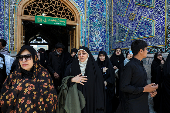 تعویض پرچم گنبد مطهر رضوی به احترام شهادت رئیس جمهور و هیات همراه