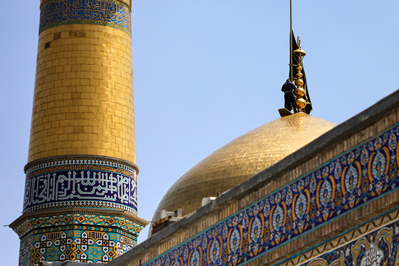 تعویض پرچم گنبد مطهر رضوی به احترام شهادت رئیس جمهور و هیات همراه