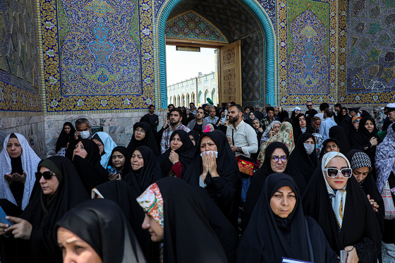 تعویض پرچم گنبد مطهر رضوی به احترام شهادت رئیس جمهور و هیات همراه