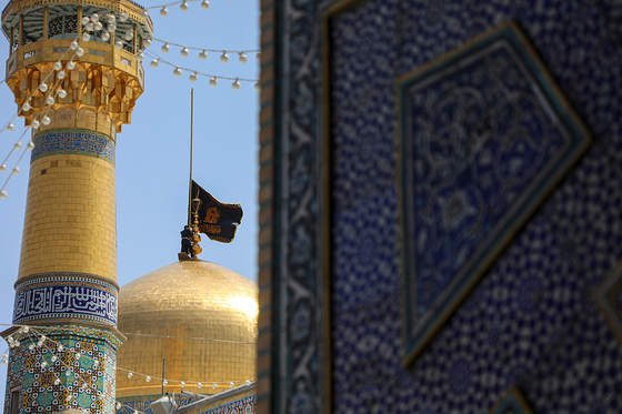 تعویض پرچم گنبد مطهر رضوی به احترام شهادت رئیس جمهور و هیات همراه