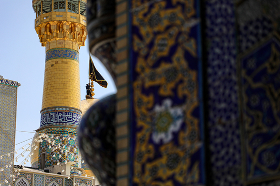 تعویض پرچم گنبد مطهر رضوی به احترام شهادت رئیس جمهور و هیات همراه