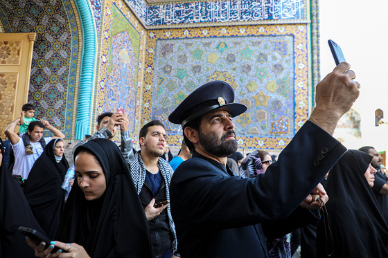 تعویض پرچم گنبد مطهر رضوی به احترام شهادت رئیس جمهور و هیات همراه
