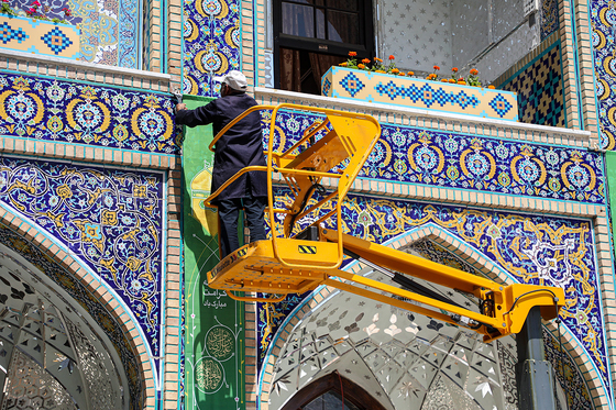 تعویض پرچم گنبد مطهر رضوی به احترام شهادت رئیس جمهور و هیات همراه