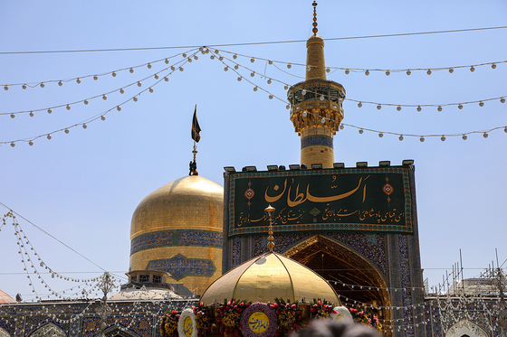 تعویض پرچم گنبد مطهر رضوی به احترام شهادت رئیس جمهور و هیات همراه