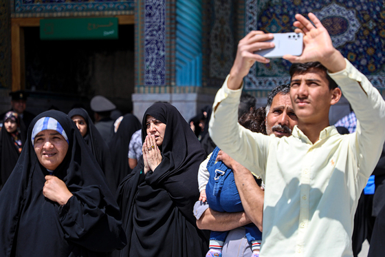 تعویض پرچم گنبد مطهر رضوی به احترام شهادت رئیس جمهور و هیات همراه