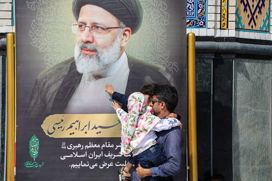 تعویض پرچم گنبد مطهر رضوی به احترام شهادت رئیس جمهور و هیات همراه