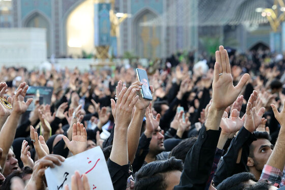 استقبال از پیکر شهدای خدمت در حرم رضوی