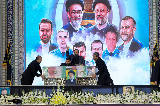 استقبال از پیکر شهدای خدمت در حرم رضوی