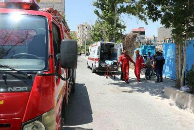 امدادرسانی آتشنشانان به کارگر حادثه دیده