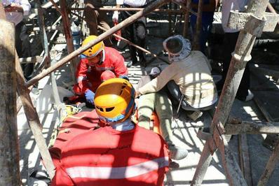 امدادرسانی آتشنشانان به کارگر حادثه دیده