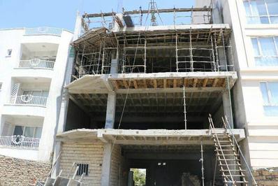 امدادرسانی آتشنشانان به کارگر حادثه دیده