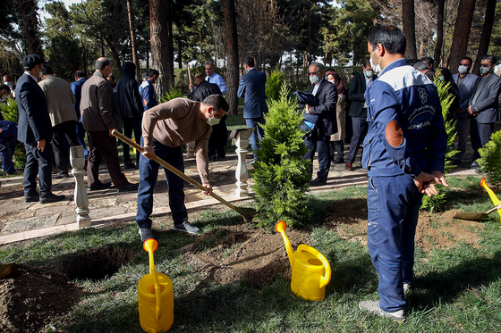 کاشت درخت صلح و دوستی با حضور نمایندگان کشورهای همسایه در مشهد