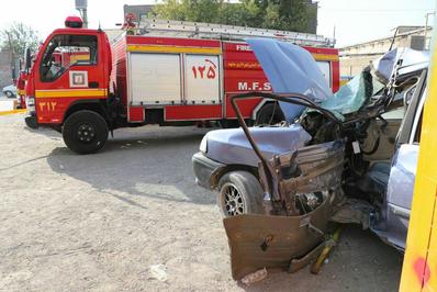 امدادرسانی آتش‌نشانان به مصدومان سانحه رانندگی در خین عرب مشهد