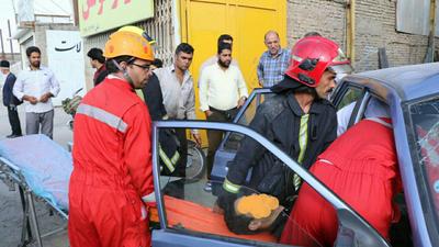 امدادرسانی آتش‌نشانان به مصدومان سانحه رانندگی در خین عرب مشهد