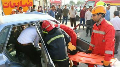 امدادرسانی آتش‌نشانان به مصدومان سانحه رانندگی در خین عرب مشهد
