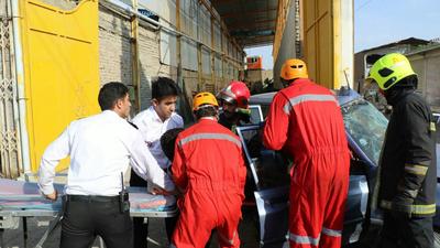 امدادرسانی آتش‌نشانان به مصدومان سانحه رانندگی در خین عرب مشهد