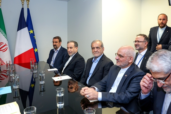 پزشکیان و مکرون با یکدیگر دیدار کردند + تصاویر