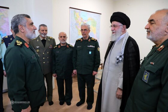 رهبری به فرمانده نیروی هوافضای سپاه به دلیل عملیات درخشان «وعده صادق»، «نشان فتح» دادند