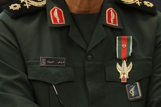 رهبری به فرمانده نیروی هوافضای سپاه به دلیل عملیات درخشان «وعده صادق»، «نشان فتح» دادند