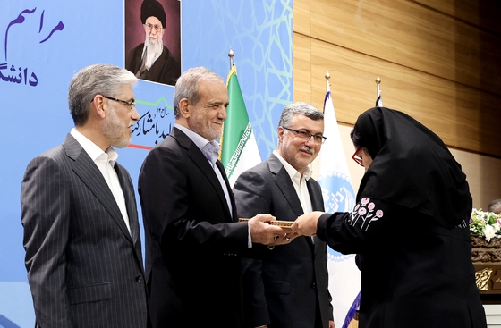 گزارش تصویری | عکس‌هایی از حضور رئیس جمهور در مراسم آغاز سال تحصیلی دانشگاه‌ها در دانشگاه تهران