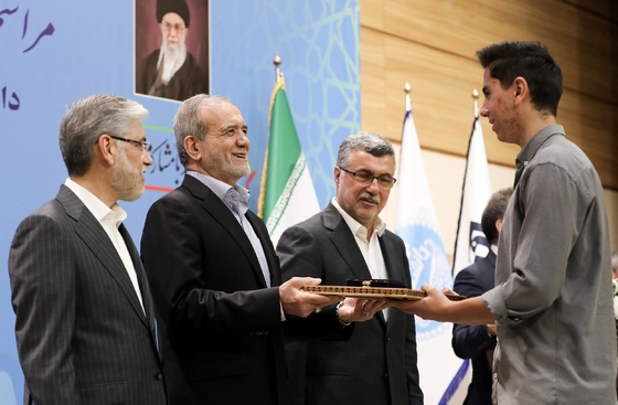گزارش تصویری | عکس‌هایی از حضور رئیس جمهور در مراسم آغاز سال تحصیلی دانشگاه‌ها در دانشگاه تهران