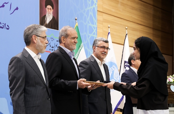 گزارش تصویری | عکس‌هایی از حضور رئیس جمهور در مراسم آغاز سال تحصیلی دانشگاه‌ها در دانشگاه تهران