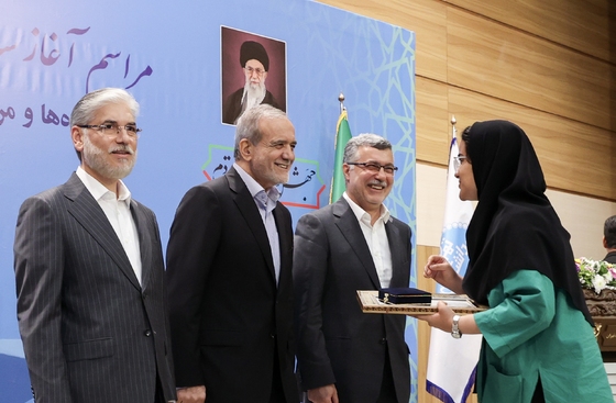 گزارش تصویری | عکس‌هایی از حضور رئیس جمهور در مراسم آغاز سال تحصیلی دانشگاه‌ها در دانشگاه تهران