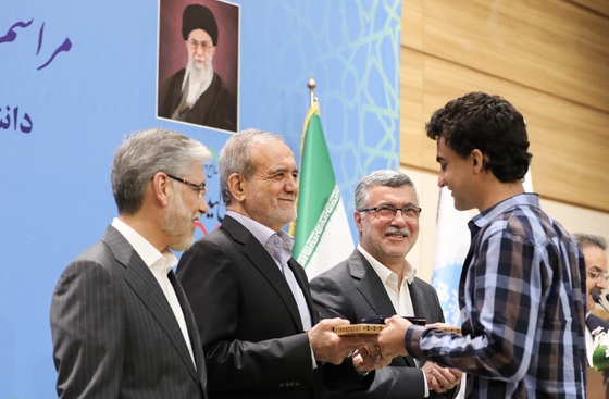 گزارش تصویری | عکس‌هایی از حضور رئیس جمهور در مراسم آغاز سال تحصیلی دانشگاه‌ها در دانشگاه تهران