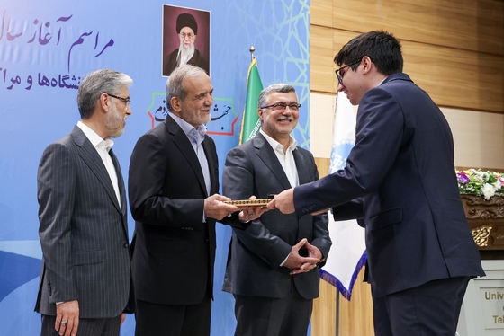 گزارش تصویری | عکس‌هایی از حضور رئیس جمهور در مراسم آغاز سال تحصیلی دانشگاه‌ها در دانشگاه تهران