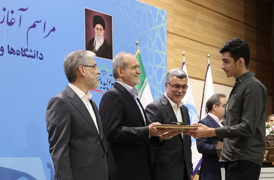 گزارش تصویری | عکس‌هایی از حضور رئیس جمهور در مراسم آغاز سال تحصیلی دانشگاه‌ها در دانشگاه تهران