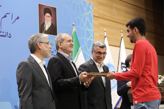 گزارش تصویری | عکس‌هایی از حضور رئیس جمهور در مراسم آغاز سال تحصیلی دانشگاه‌ها در دانشگاه تهران