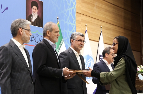 گزارش تصویری | عکس‌هایی از حضور رئیس جمهور در مراسم آغاز سال تحصیلی دانشگاه‌ها در دانشگاه تهران