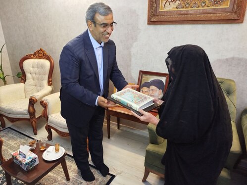 دیدار استاندار خراسان رضوی با خانواده‌های یک شهید و یک جانباز  ۷۰درصد در مشهد