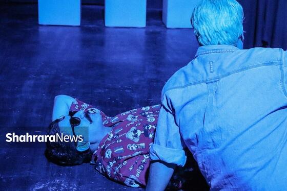 نگاهی به نمایش «کمپانی فیلم‌سازی آقای داتان» | جستجوی حقیقت در دنیای پیچیده ذهن انسان