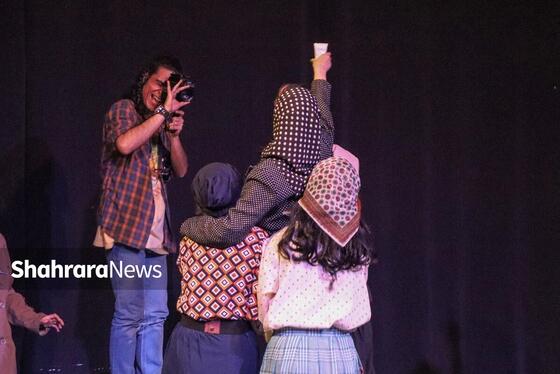 نگاهی به نمایش «کمپانی فیلم‌سازی آقای داتان» | جستجوی حقیقت در دنیای پیچیده ذهن انسان