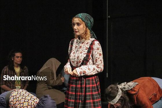 نگاهی به نمایش «کمپانی فیلم‌سازی آقای داتان» | جستجوی حقیقت در دنیای پیچیده ذهن انسان