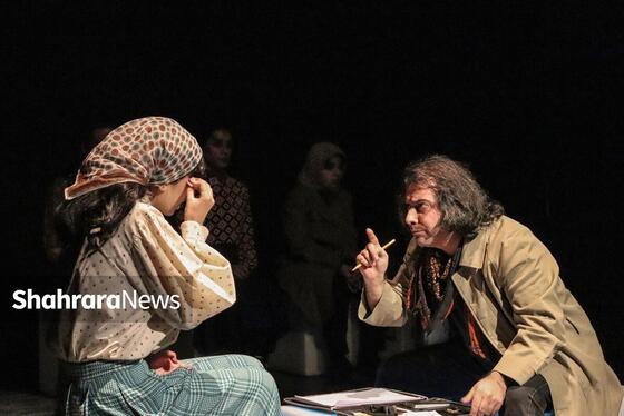 نگاهی به نمایش «کمپانی فیلم‌سازی آقای داتان» | جستجوی حقیقت در دنیای پیچیده ذهن انسان