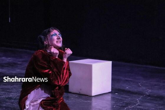 نگاهی به نمایش «کمپانی فیلم‌سازی آقای داتان» | جستجوی حقیقت در دنیای پیچیده ذهن انسان