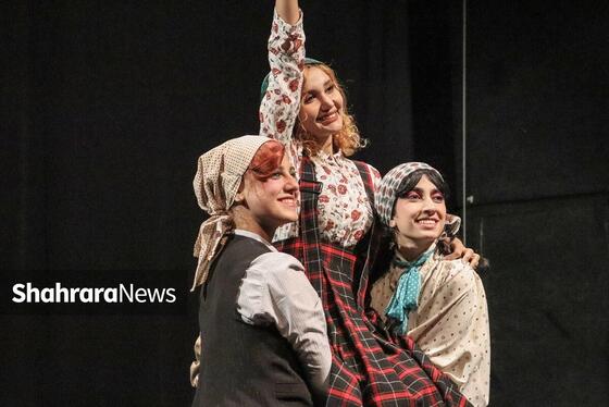 نگاهی به نمایش «کمپانی فیلم‌سازی آقای داتان» | جستجوی حقیقت در دنیای پیچیده ذهن انسان