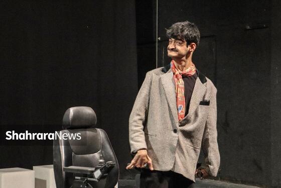 نگاهی به نمایش «کمپانی فیلم‌سازی آقای داتان» | جستجوی حقیقت در دنیای پیچیده ذهن انسان