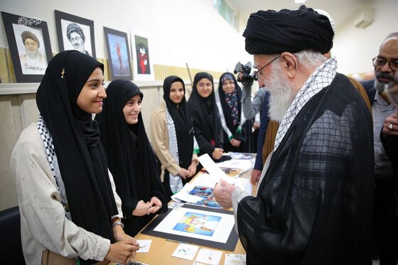 بازدید رهبر معظم انقلاب از نمایشگاه آثار هنرمندان نوجوان + عکس